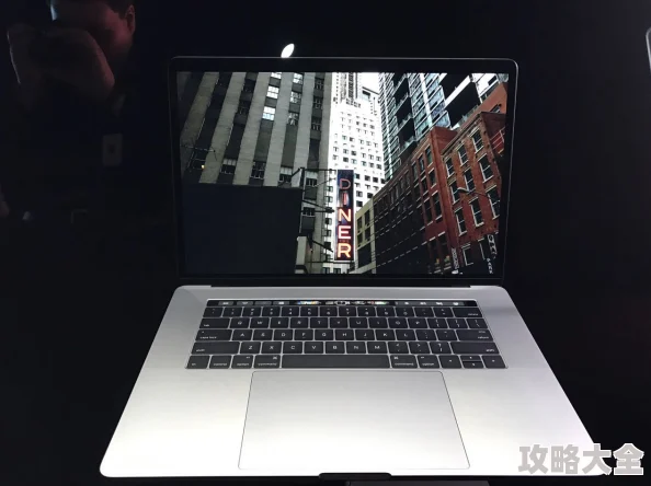 19岁macbookpro照片老伙计依然坚挺运行流畅完美展现十年使用痕迹