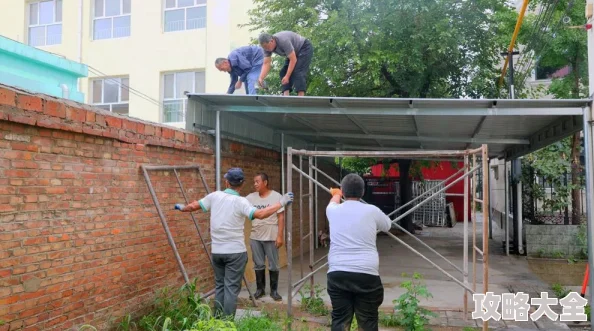 青草社区违规搭建小棚扰民存在安全隐患亟待整治